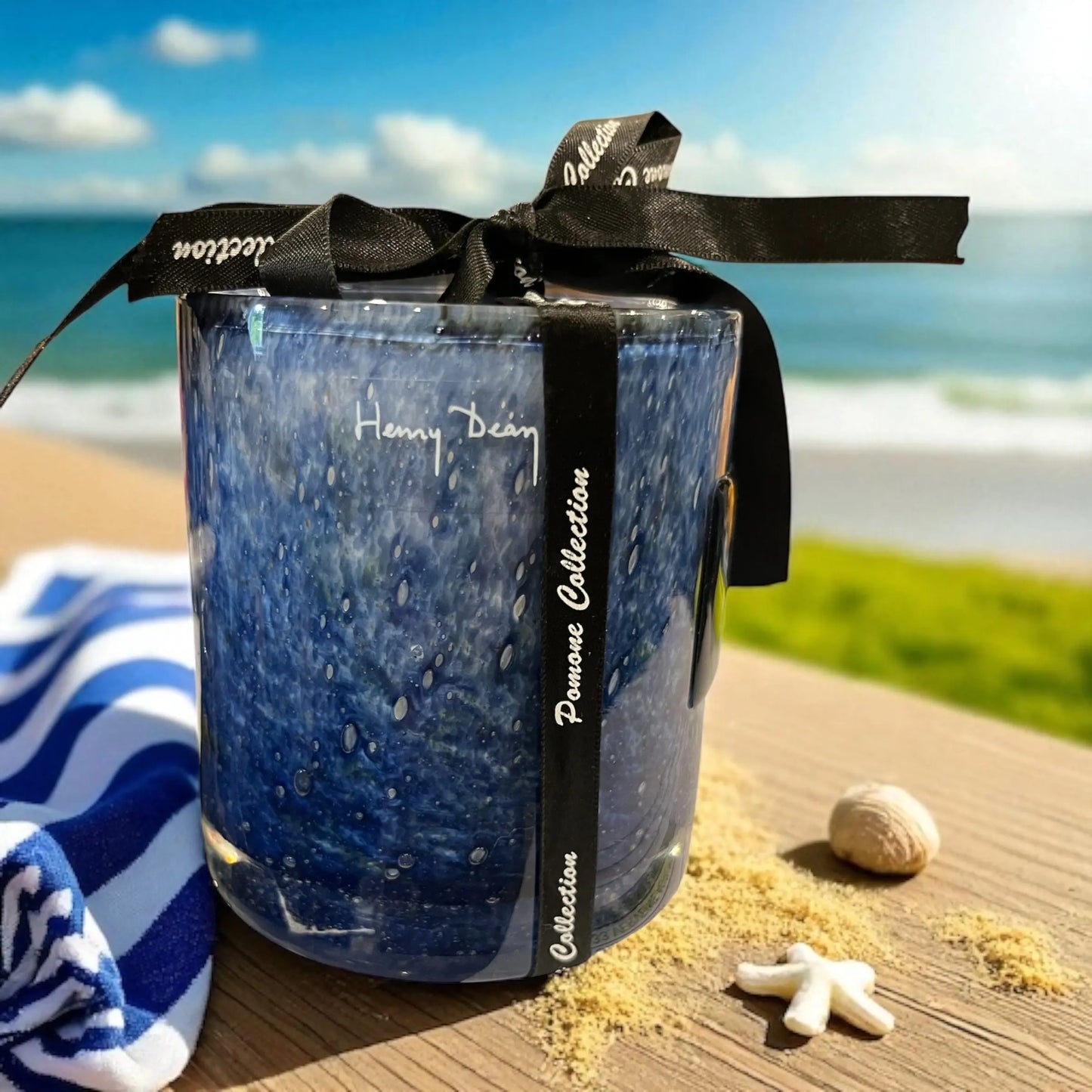 Bougie couleur navy, vue de derrière sur fond plage