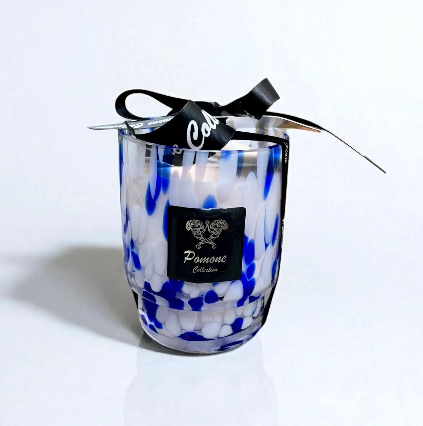 Bougie bleue et blanche, vue de face sur fond blanc