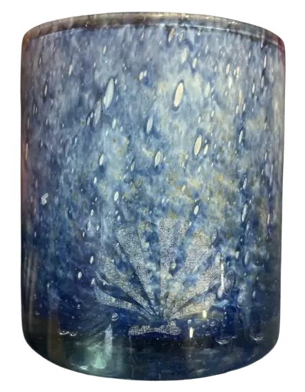 Bougie bleue avec gravure de coquillage