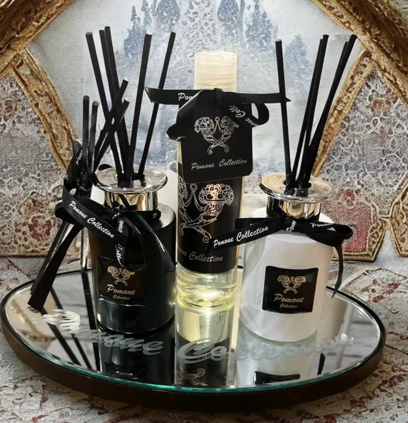 Diffuseurs de parfum noir et blanc avec leurs batons et leur recharge