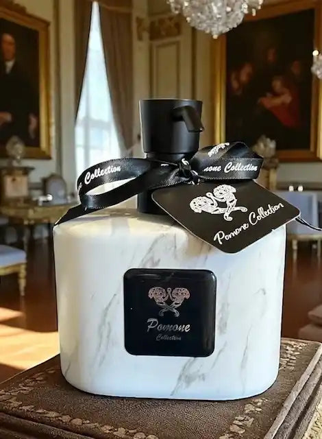 Bouteille de savon liquide couleur marbré blanc, vue de face, posée sur un livre ancien