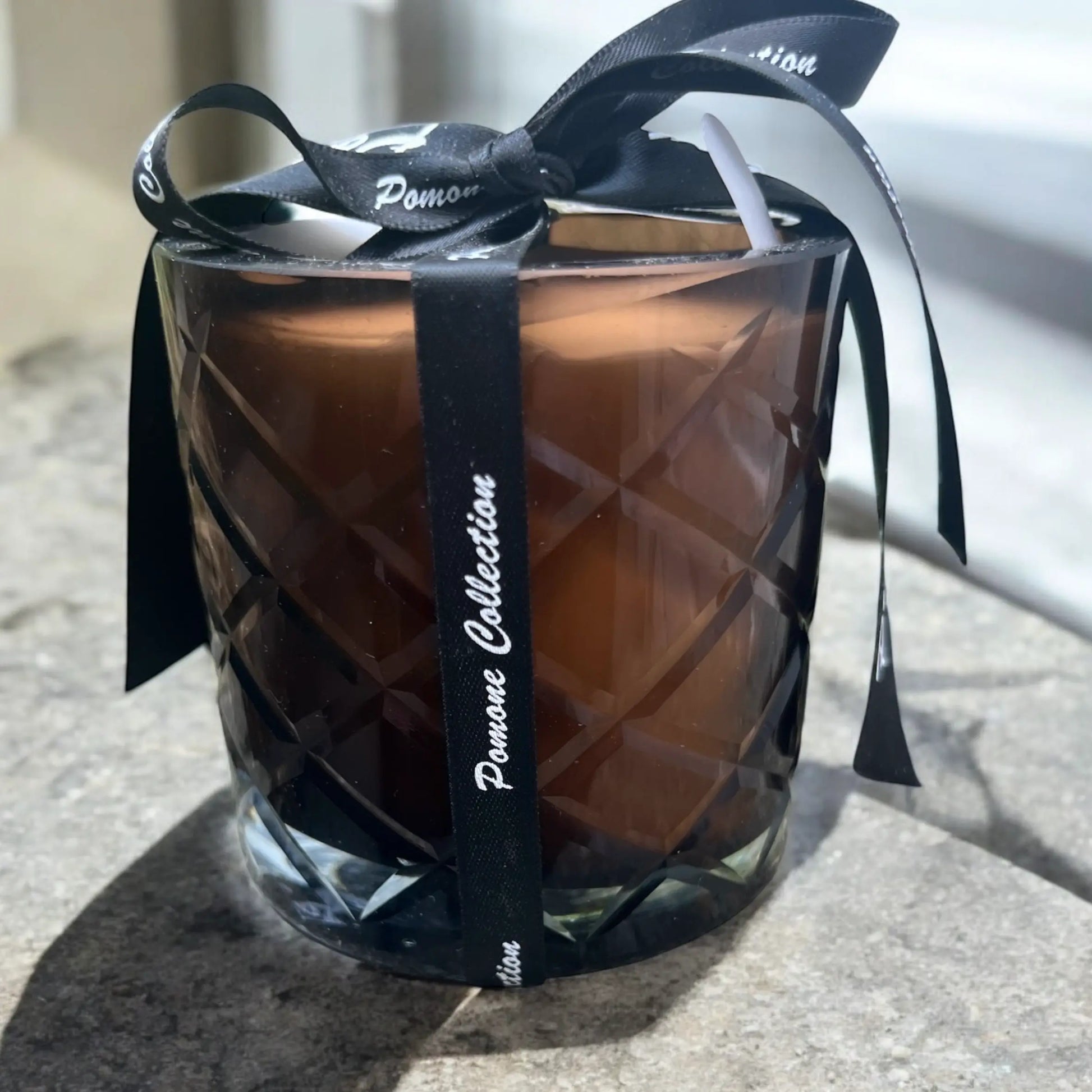 Bougie marron sur pierre grise