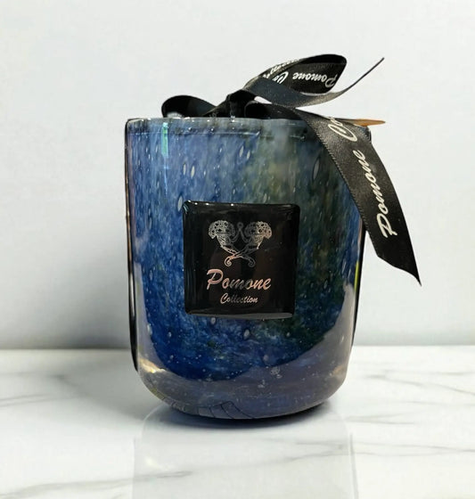 Bougie couleur navy, vue de face et posée sur du marbre