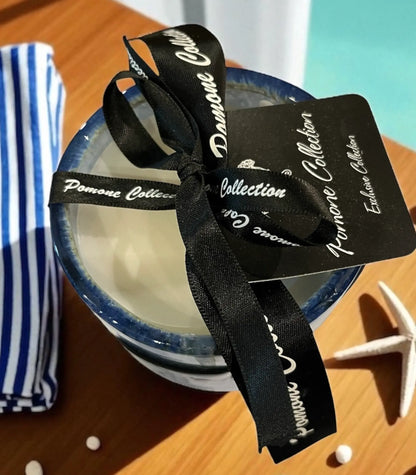 Bougie couleur navy, vue de haut avec ruban et étiquette