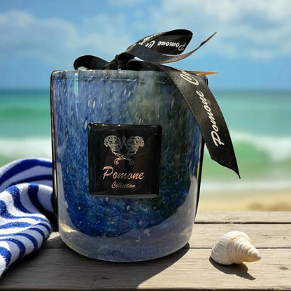 Bougie couleur navy, vue de face avec fond plage