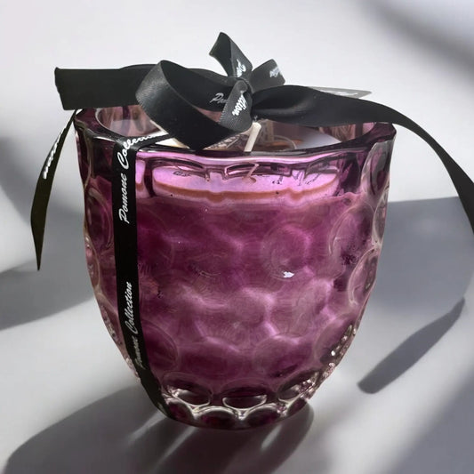 Bougie couleur aubergine sur meuble gris