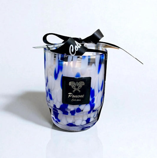 Bougie bleue et blanche, vue de face sur fond blanc