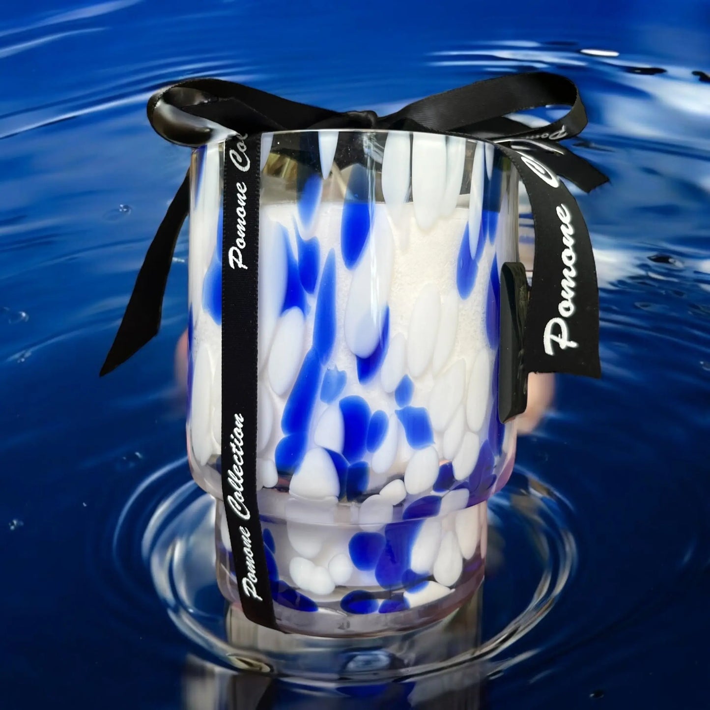 Bougie bleue et blanche sur fond aquatique