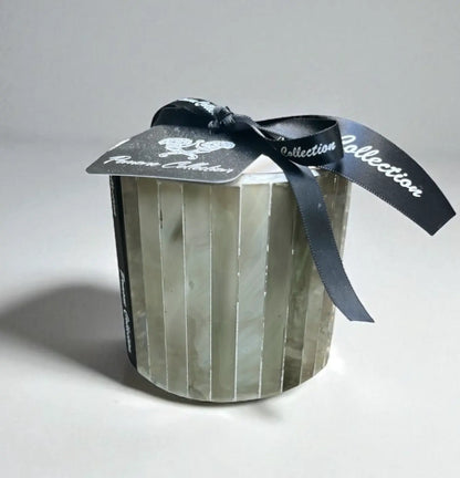 Bougie verte pâle avec étiquette et ruban, vue de face