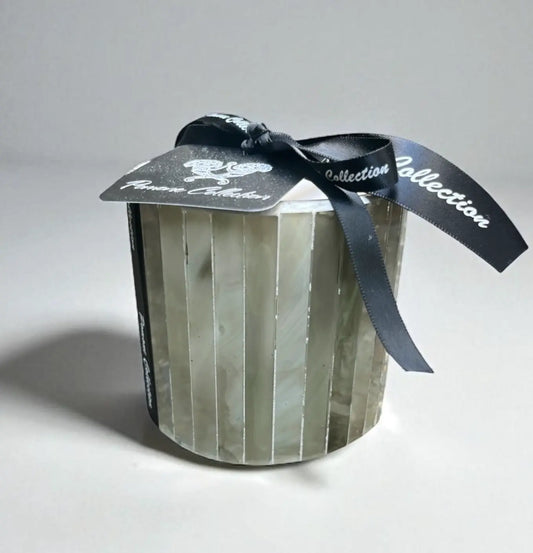 Bougie verte pâle avec étiquette et ruban, vue de face