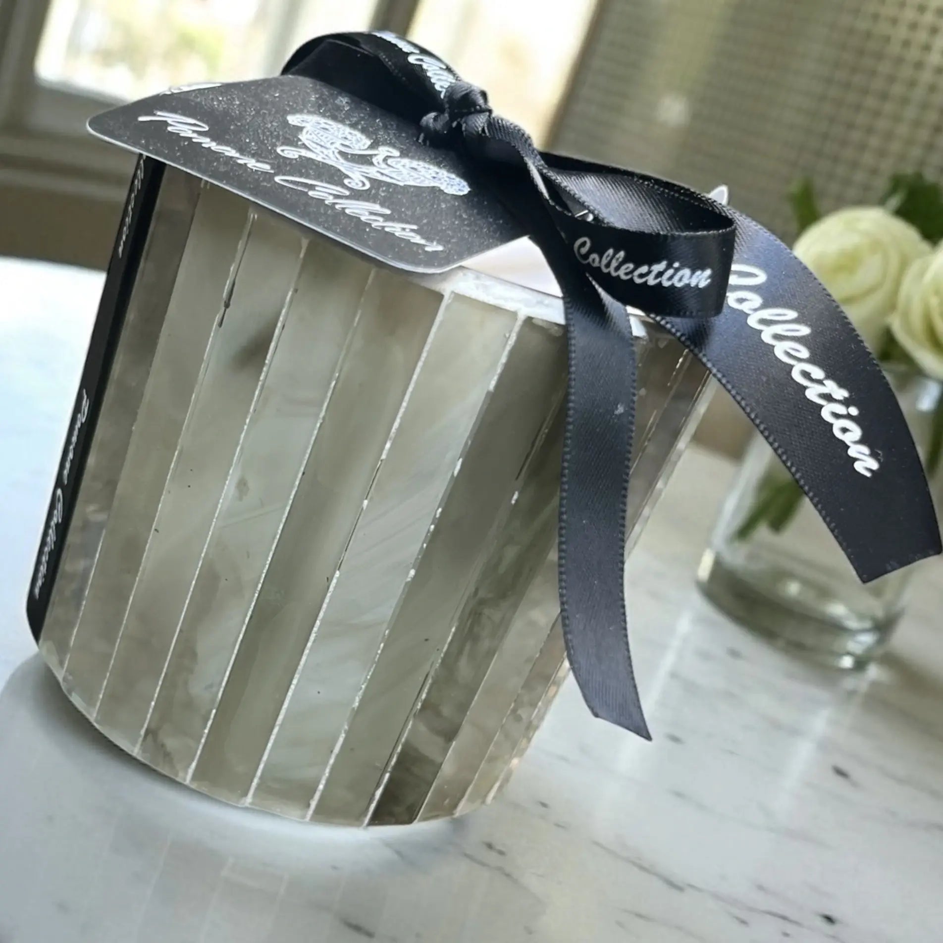 Bougie verte pâle, vue de face sur marbre blanc