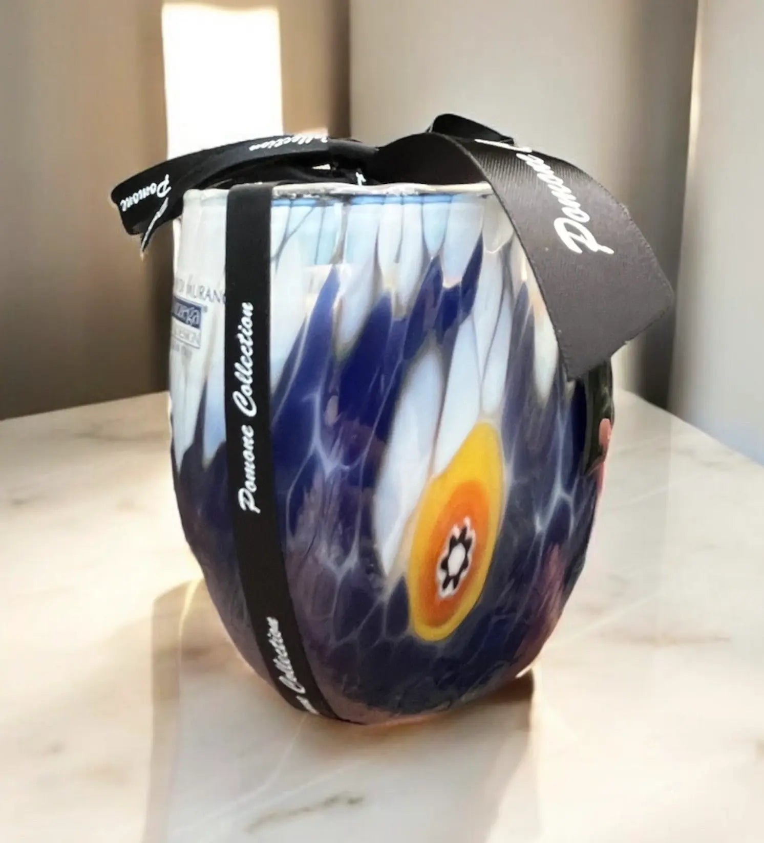 Bougie blanche et bleu nuit avec une touche de jaune