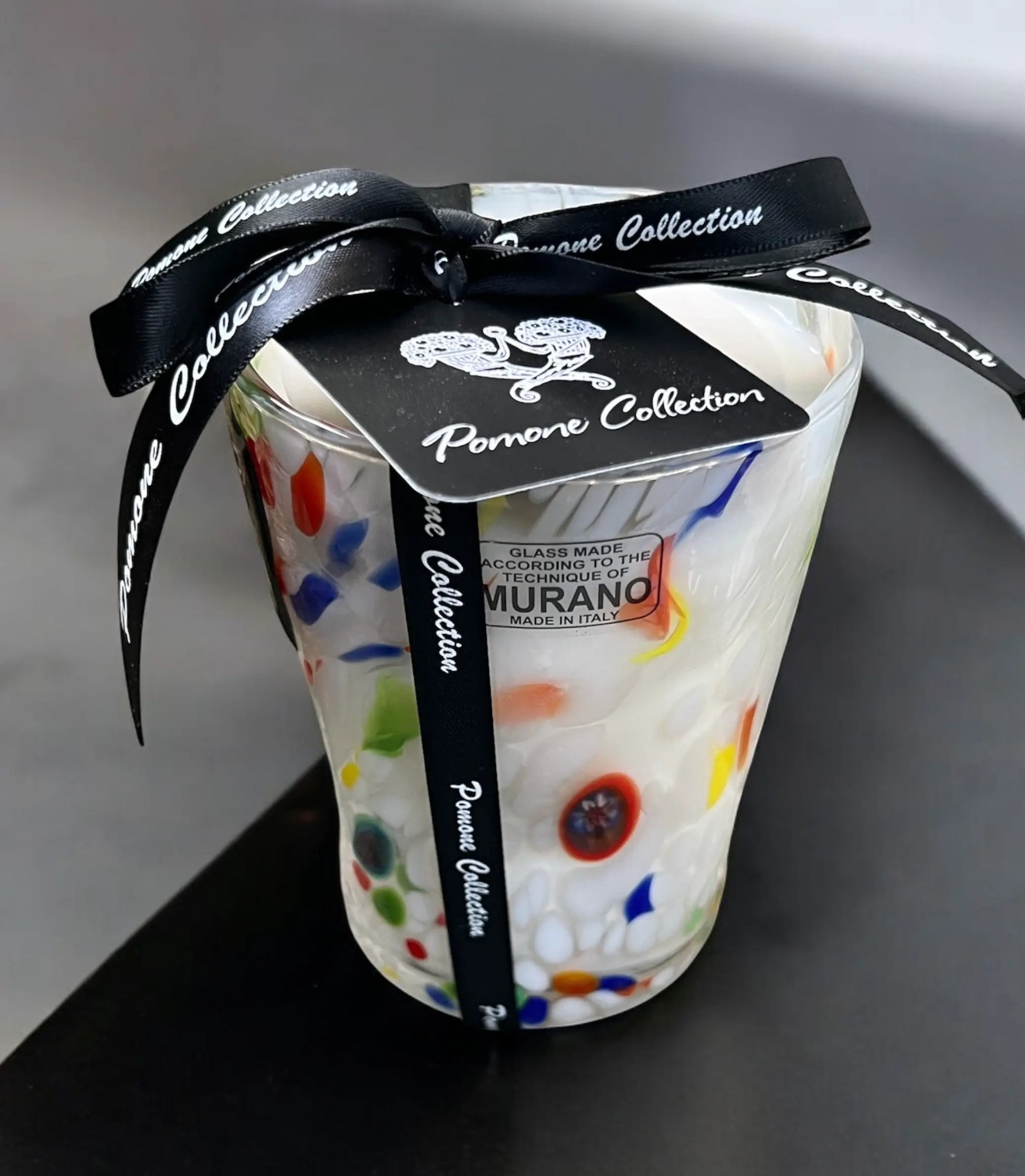 Bougie blanche et multicolore, vue de derrière