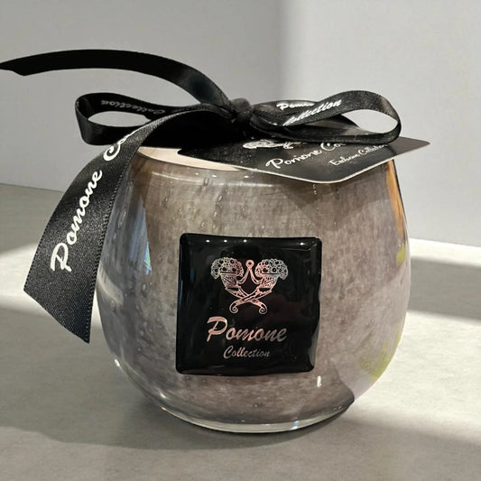 Bougie arrondie couleur parme gris, vue de face