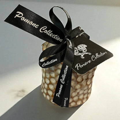 Bougie en céramique beige et blanc cassé avec ruban et étiquette
