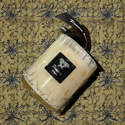 Bougie blanc cassé et jaune sur fond bleu et beige