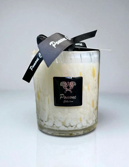 Bougie blanc cassé et jaune, vue de face sur fond blanc