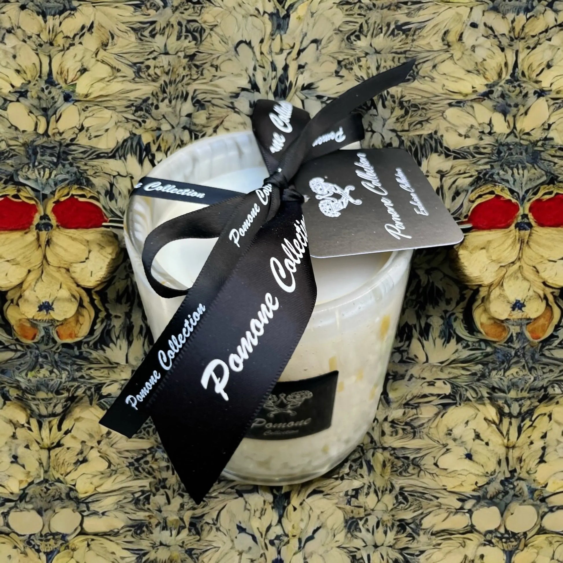 Bougie blanc cassé et jaune, vue de haut avec ruban et étiquette