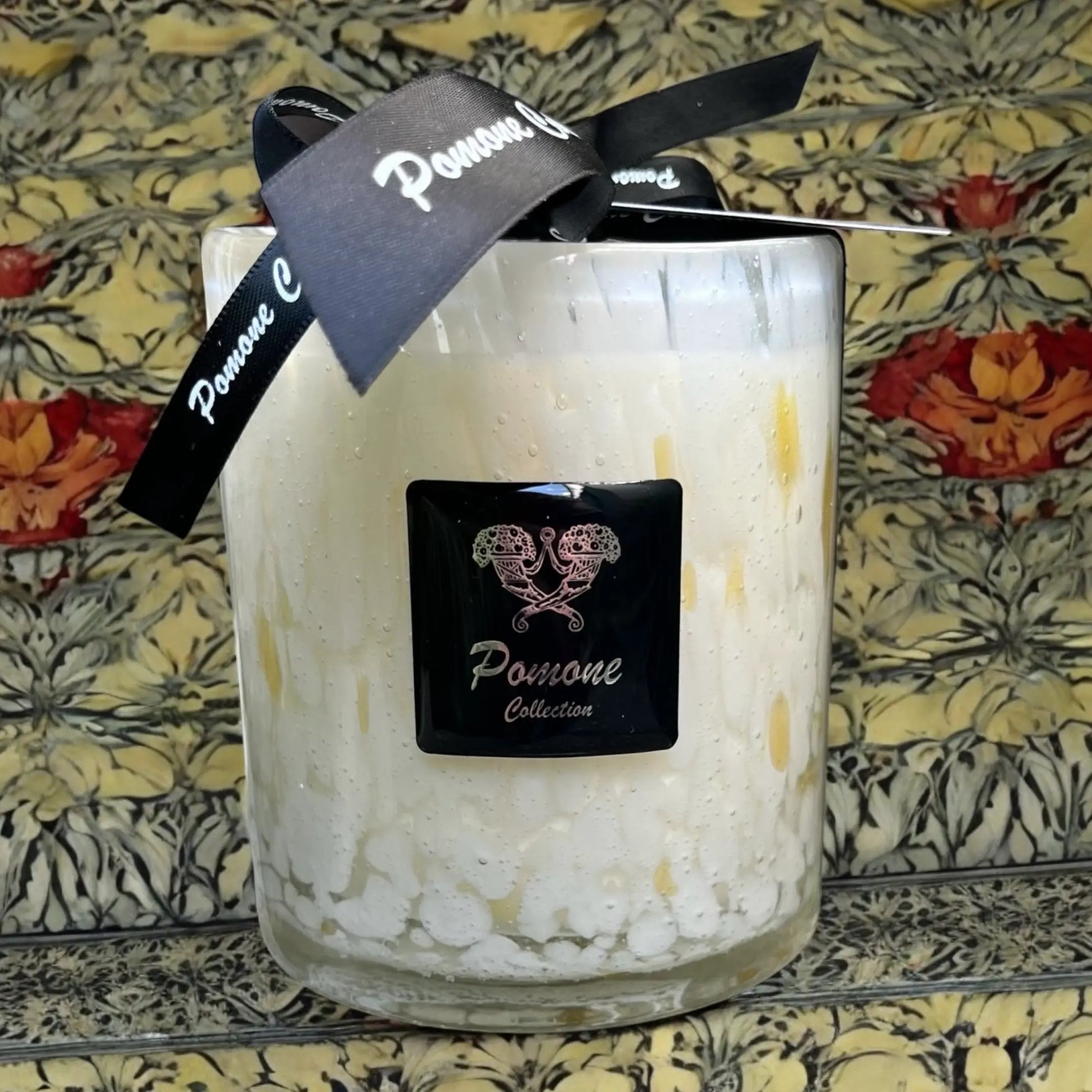 Bougie blanc cassé et jaune, vue de face