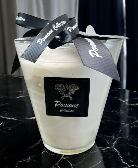 Bougie blanc nuage, vue de face sur marbre noir