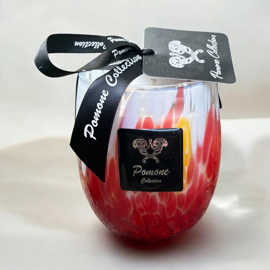 Bougie rouge, jaune et blanche vue de face sur fond blanc