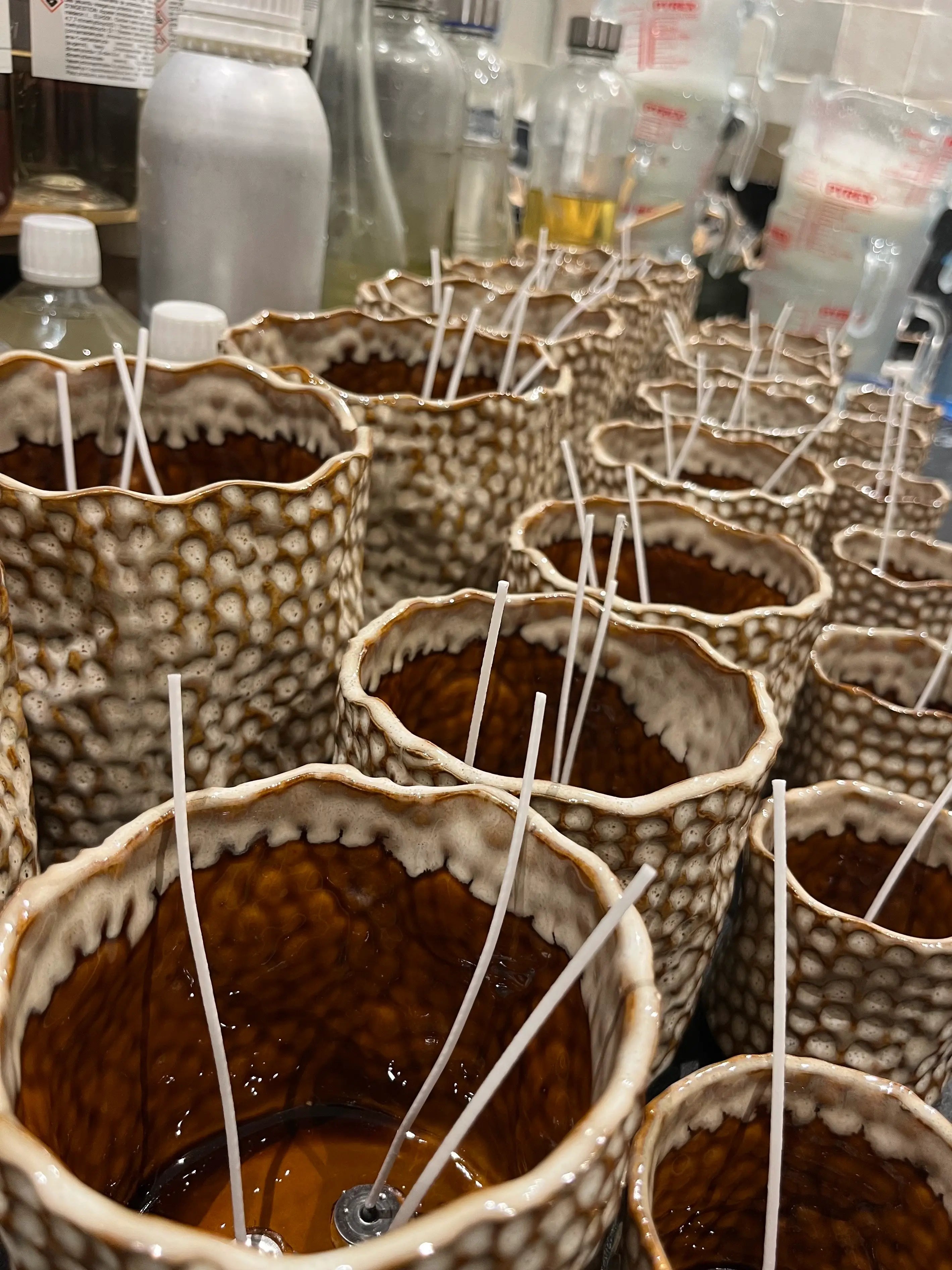 Cire coulée dans les contenants de bougies