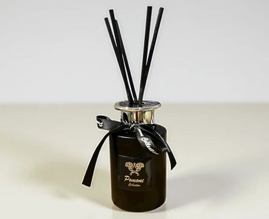 Diffuseur de parfum noir, vue de face sur fond beige et blanc