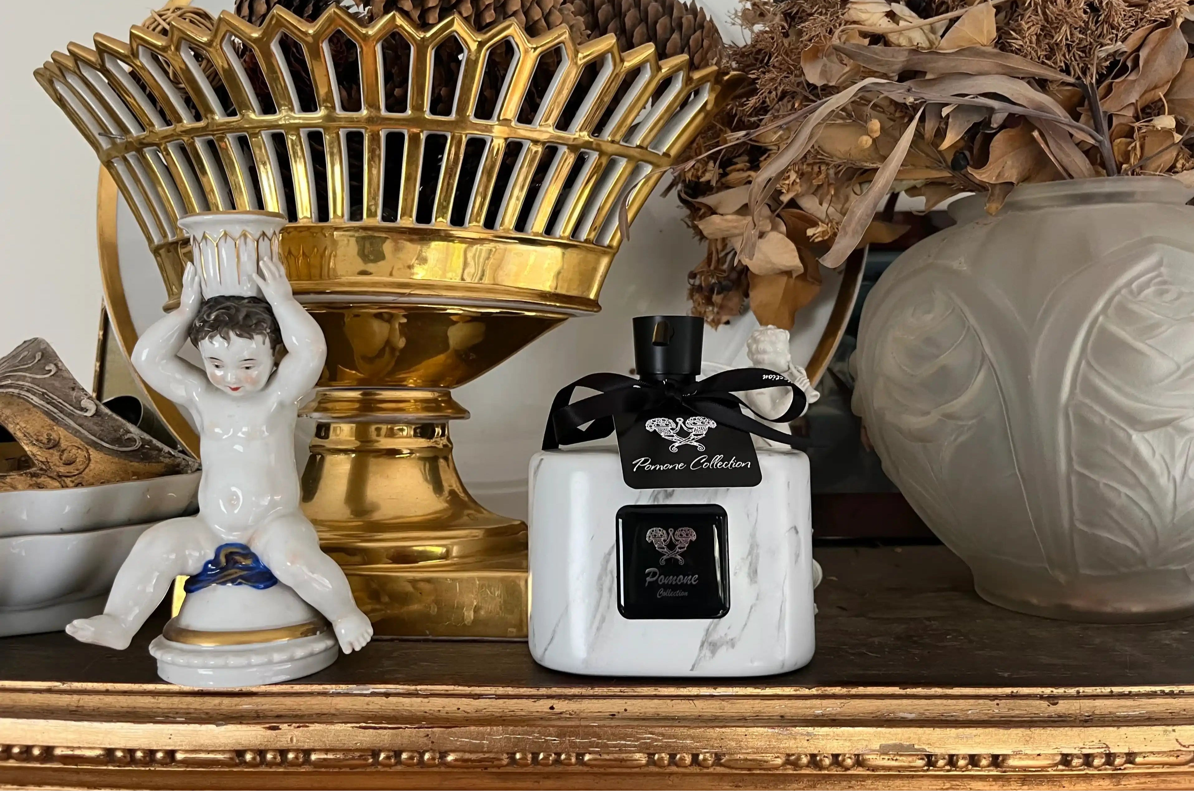 Bouteille de savon liquide posée aux côtés d'une statuette et de vases